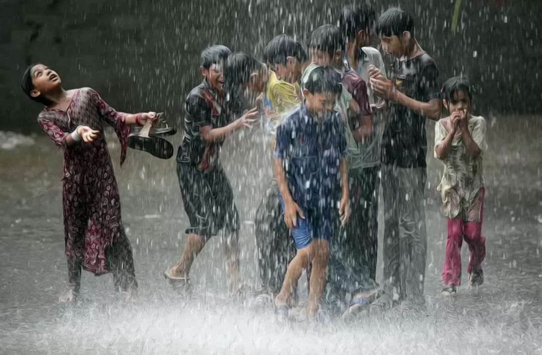 Inilah Bahaya Mandi Hujan Anak yang Perlu Diwaspadai